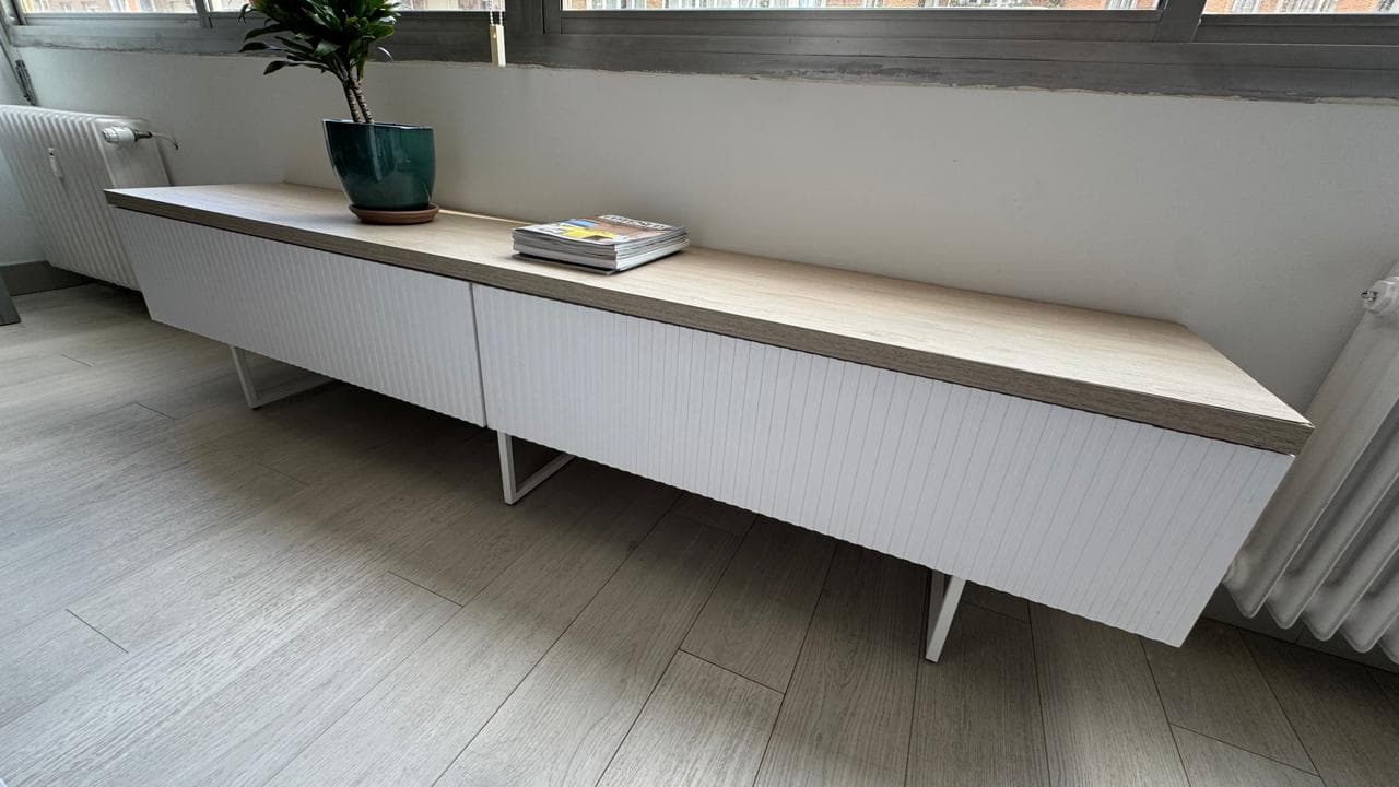 Mueble TV bajo 240 cm blanco con tapa efecto madera