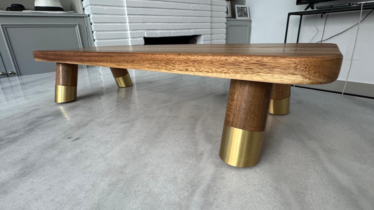 Tabla de quesos de madera con patas doradas