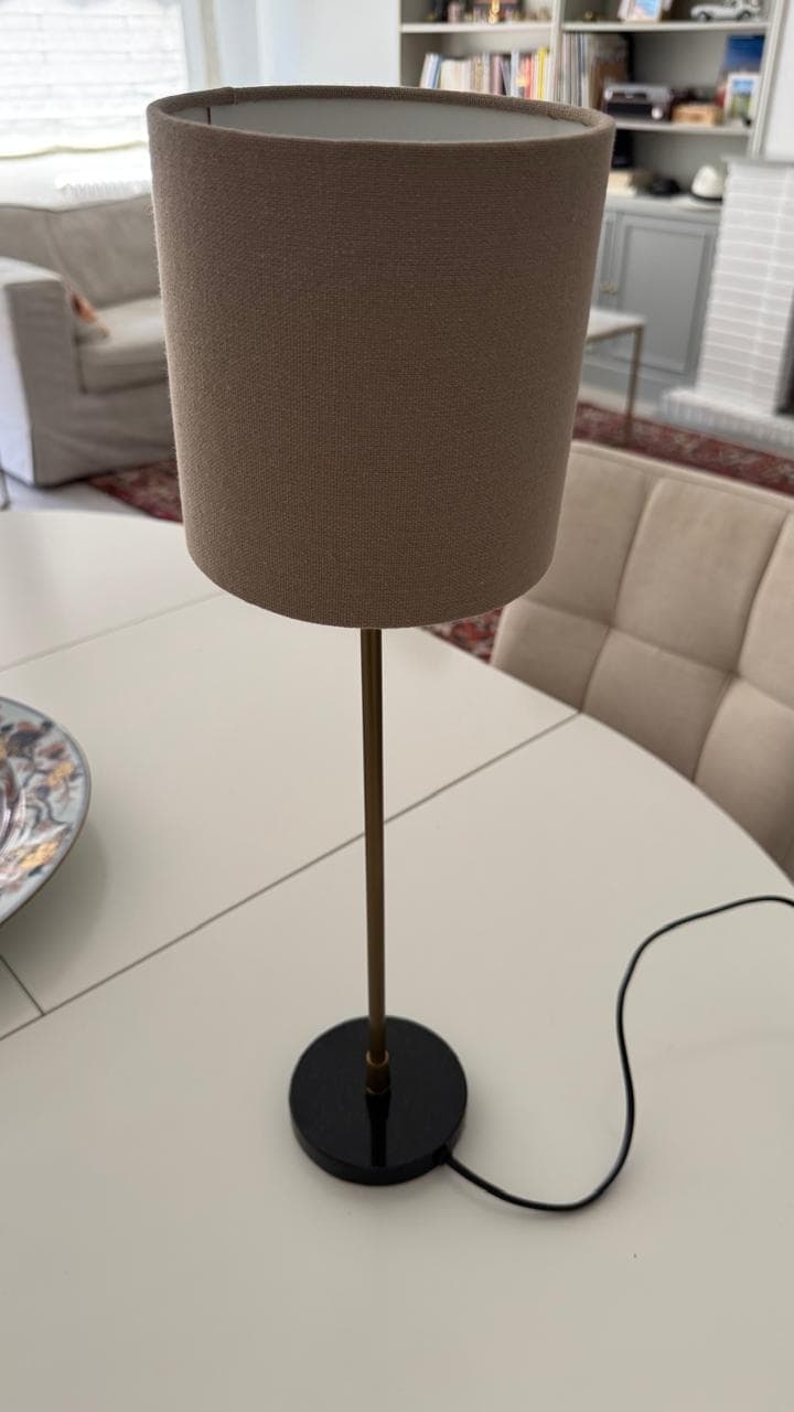 Lámpara de sobremesa con pie dorado y pantalla beige