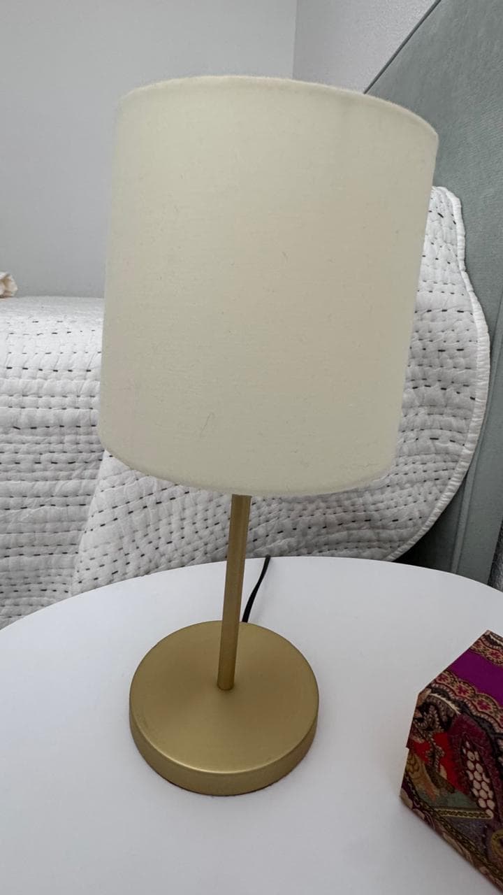Lámpara de mesita de noche dorada con pantalla beige