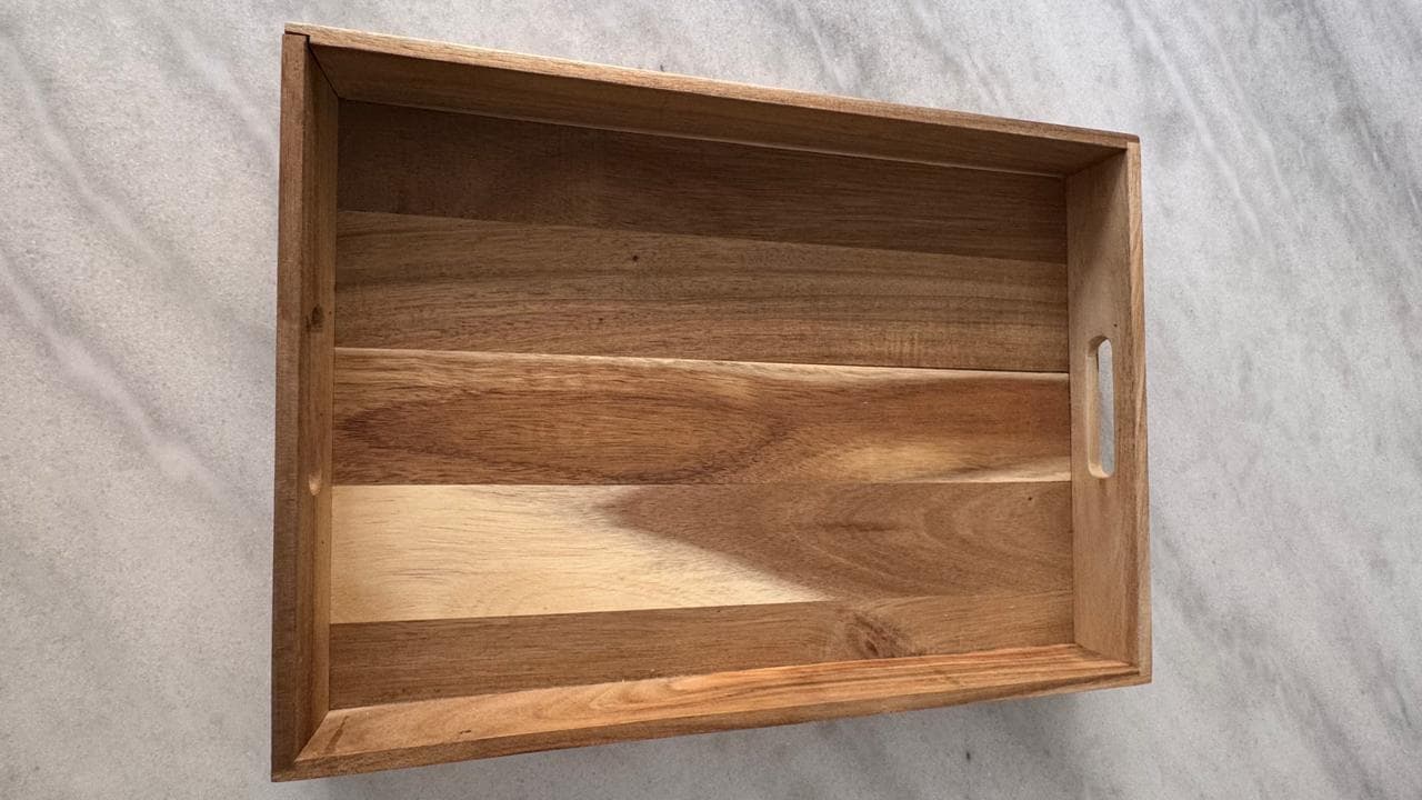 Bandeja de madera natural con asas