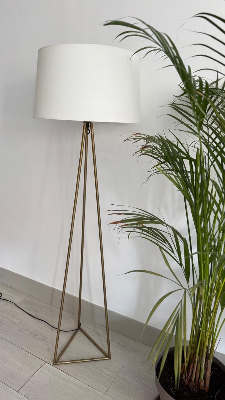 Lámpara de pie estilo nórdico con base dorada