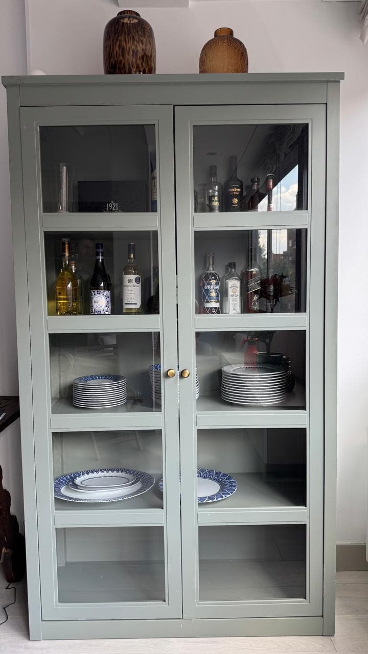 Vitrina con puertas de cristal – color verde salvia