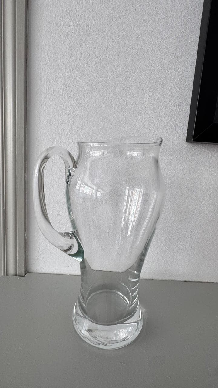 Jarra de agua de vidrio transparente con asa