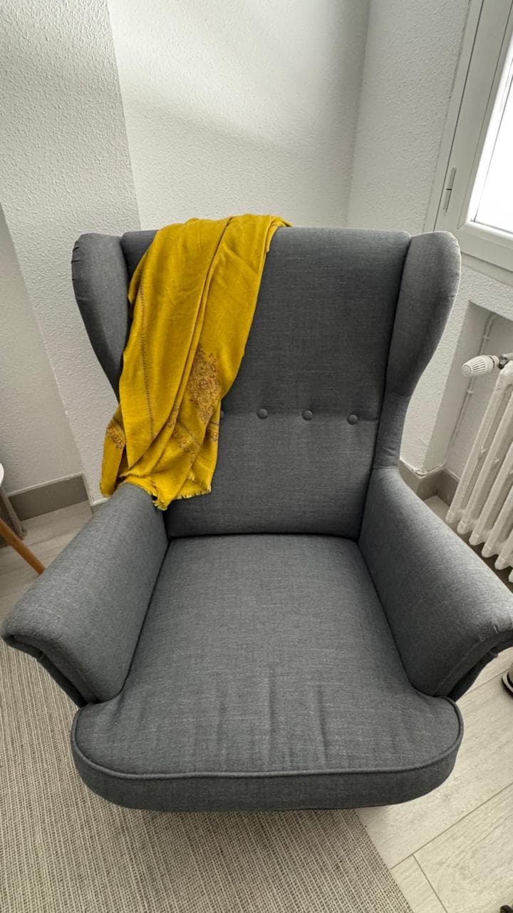 Sillón orejero gris con reposapiés a juego