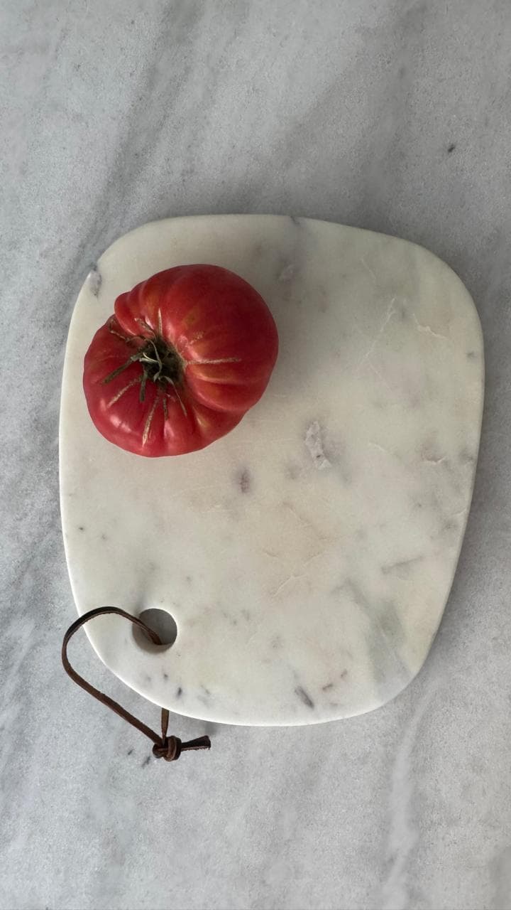 Tabla de quesos de mármol blanco con cordón de cuero